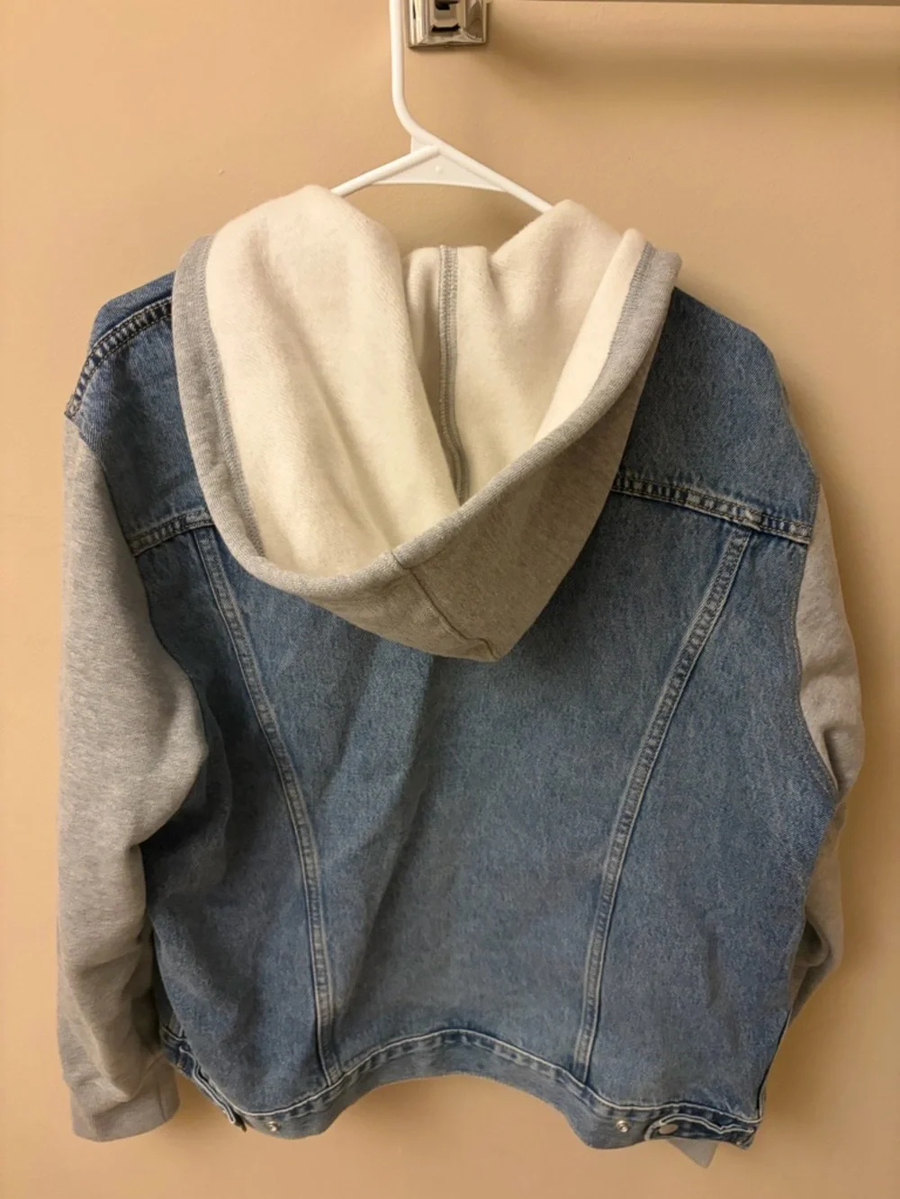 Levi's Blue Denim Trucker Jacket with Gray Hoodie Sleeves - Picture 4 of 5